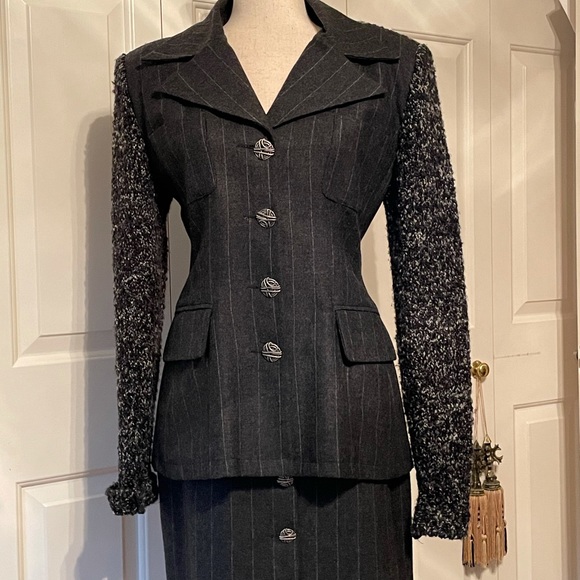 Beautiful Lorena Conti suit - Picture 3 of 13